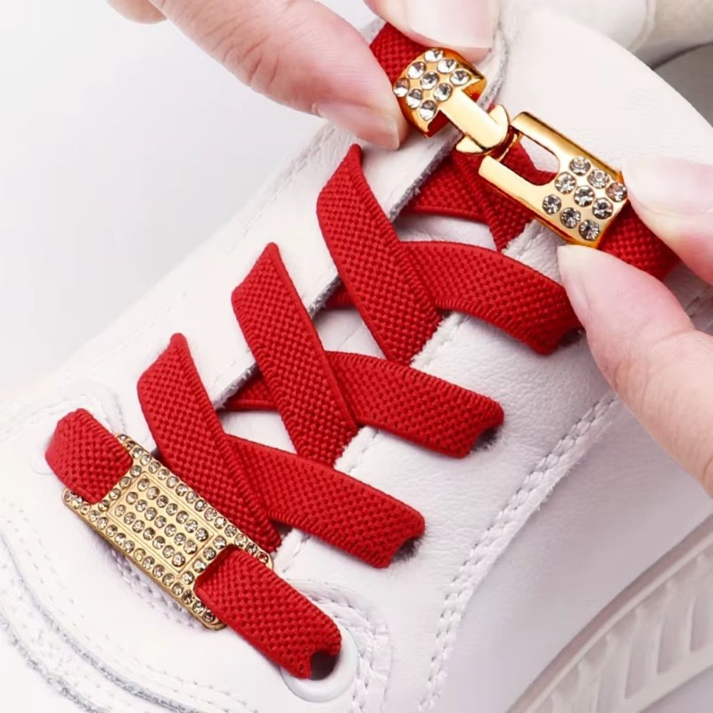 Uitgelichte afbeelding van rode platte elastische veters van 9 mm met gouden charm en strass haak als sluiting