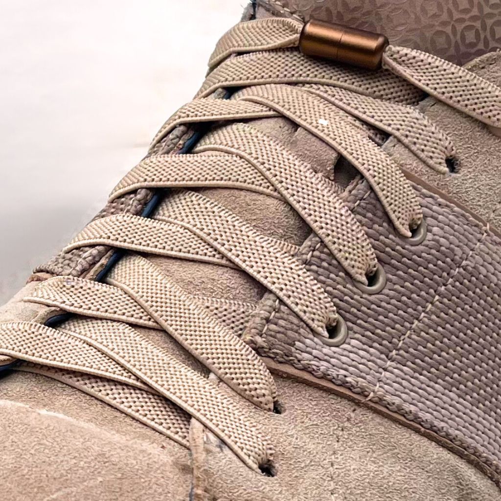 elastische veters voor ouderen in beige schoen met beige elastiek veters