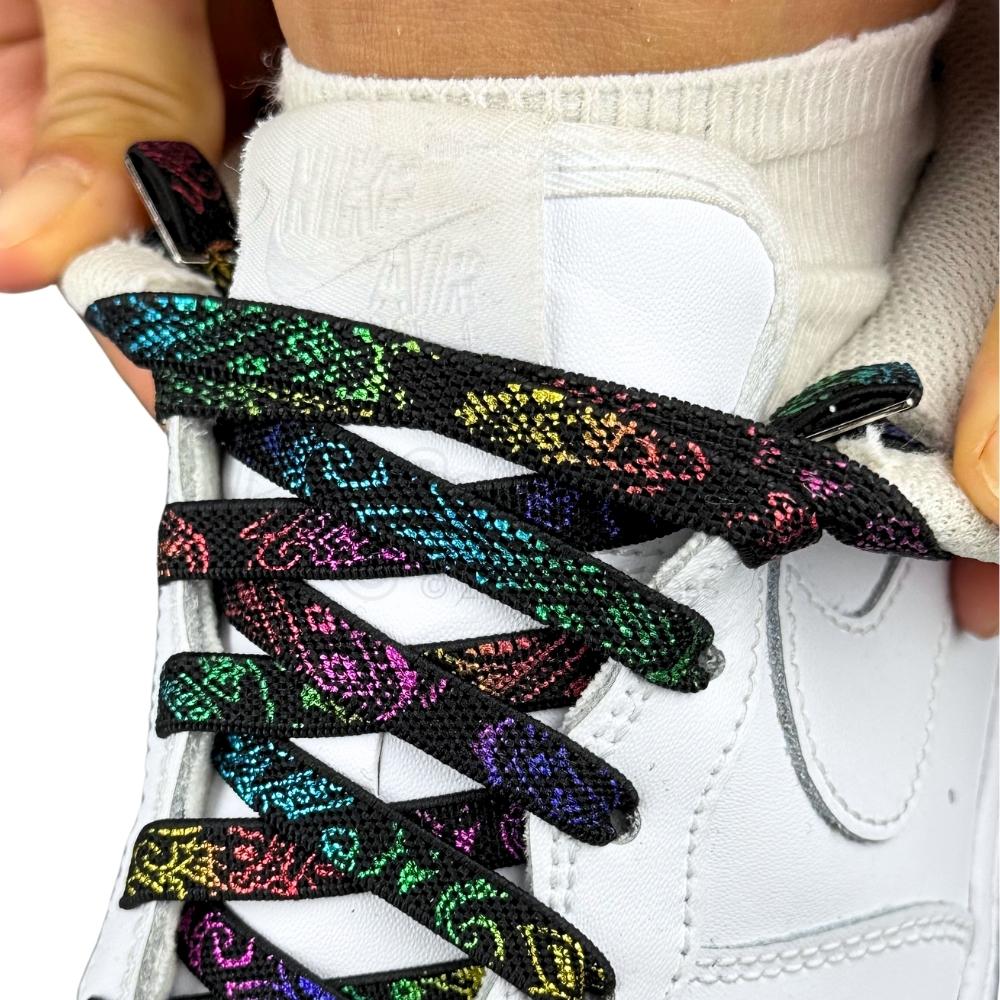 Elastische veters onzichtbaar strikken paisley 9mm onzichtbare clipjes zwart kleurig detailfoto van hoe de sluiting werkt