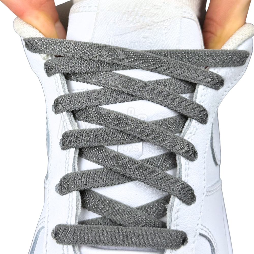 Elastische veters onzichtbaar strikken plat 8mm onzichtbare clipjes donkergrijs met stretch uitgerekt