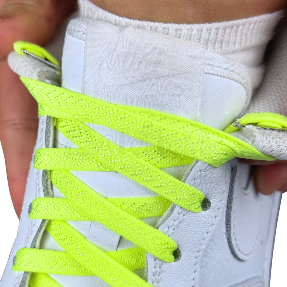 Elastische veters onzichtbaar strikken plat 8mm onzichtbare clipjes fluorescerend groen detailfoto van hoe de sluiting werkt