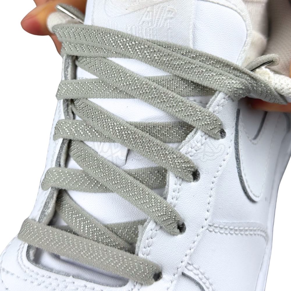 Elastische veters onzichtbaar strikken plat 8mm onzichtbare clipjes grijs detailfoto van hoe de sluiting werkt