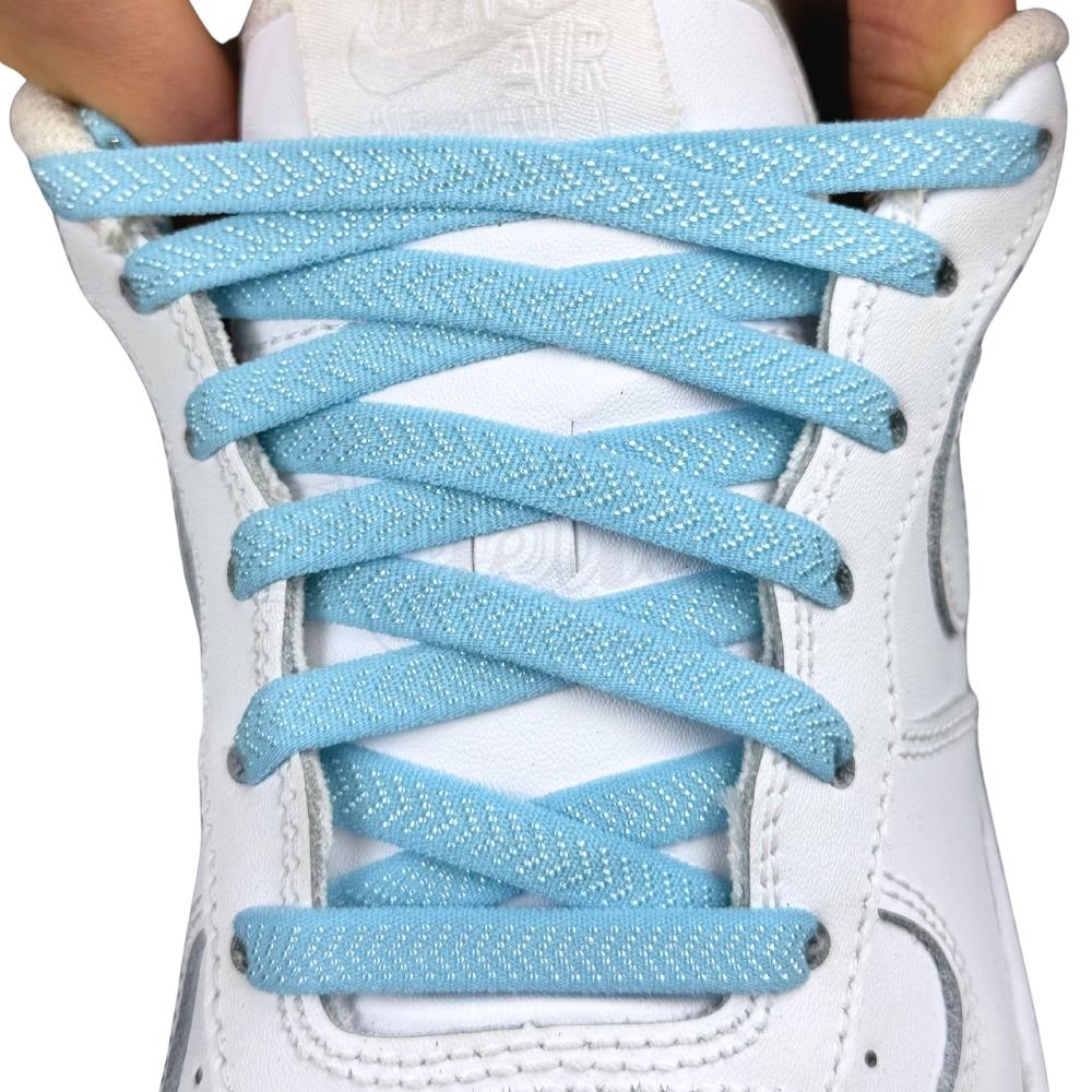 Elastische veters onzichtbaar strikken plat 8mm onzichtbare clipjes lichtblauw met stretch uitgerekt