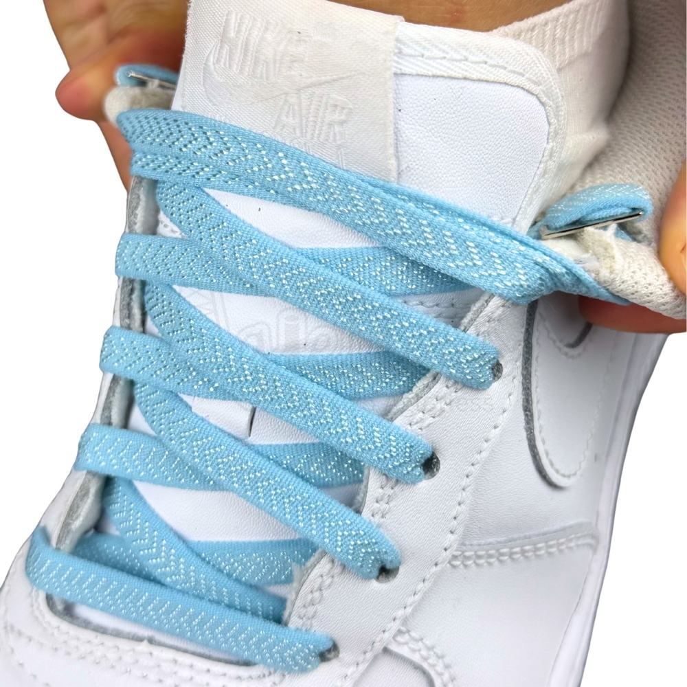 Elastische veters onzichtbaar strikken plat 8mm onzichtbare clipjes lichtblauw detailfoto van hoe de sluiting werkt