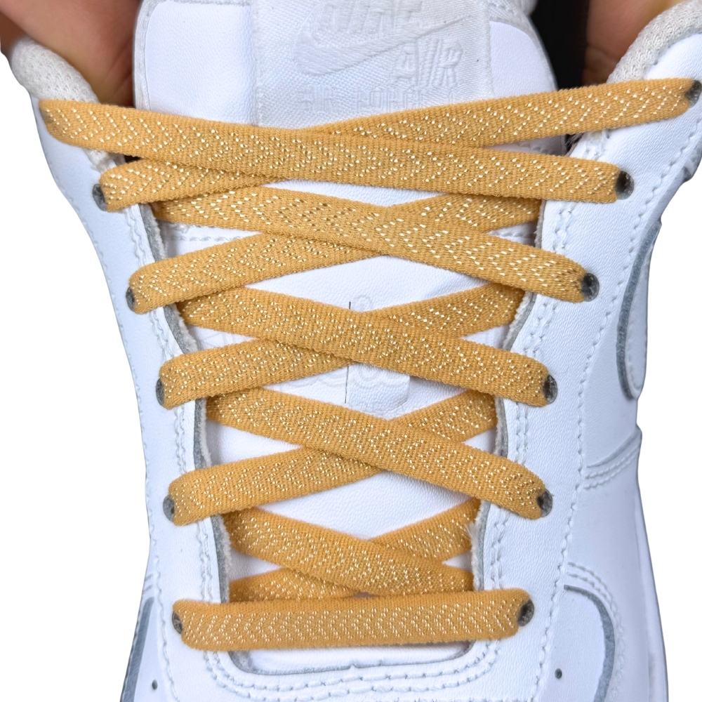 Elastische veters onzichtbaar strikken plat 8mm onzichtbare clipjes lichtbruin met stretch uitgerekt