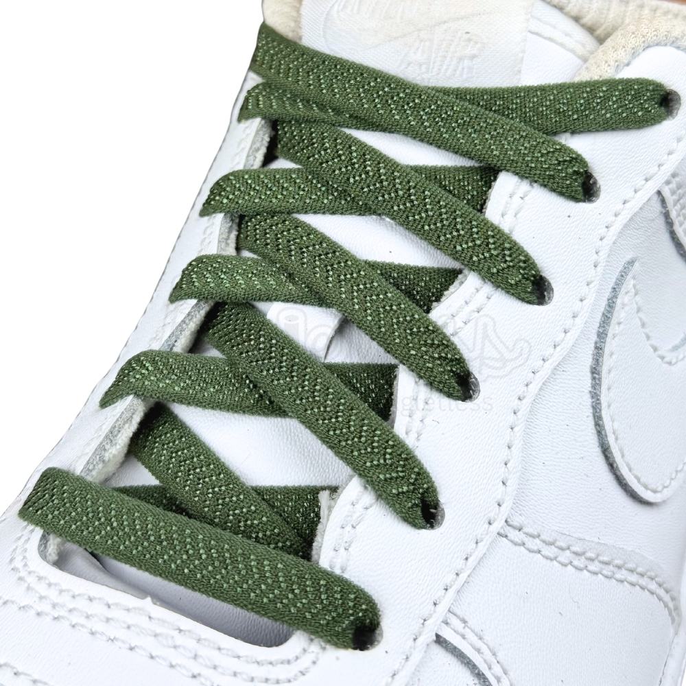 Elastische veters onzichtbaar strikken plat 8mm onzichtbare clipjes mosgroen geregen in witte Nike Air Force 1