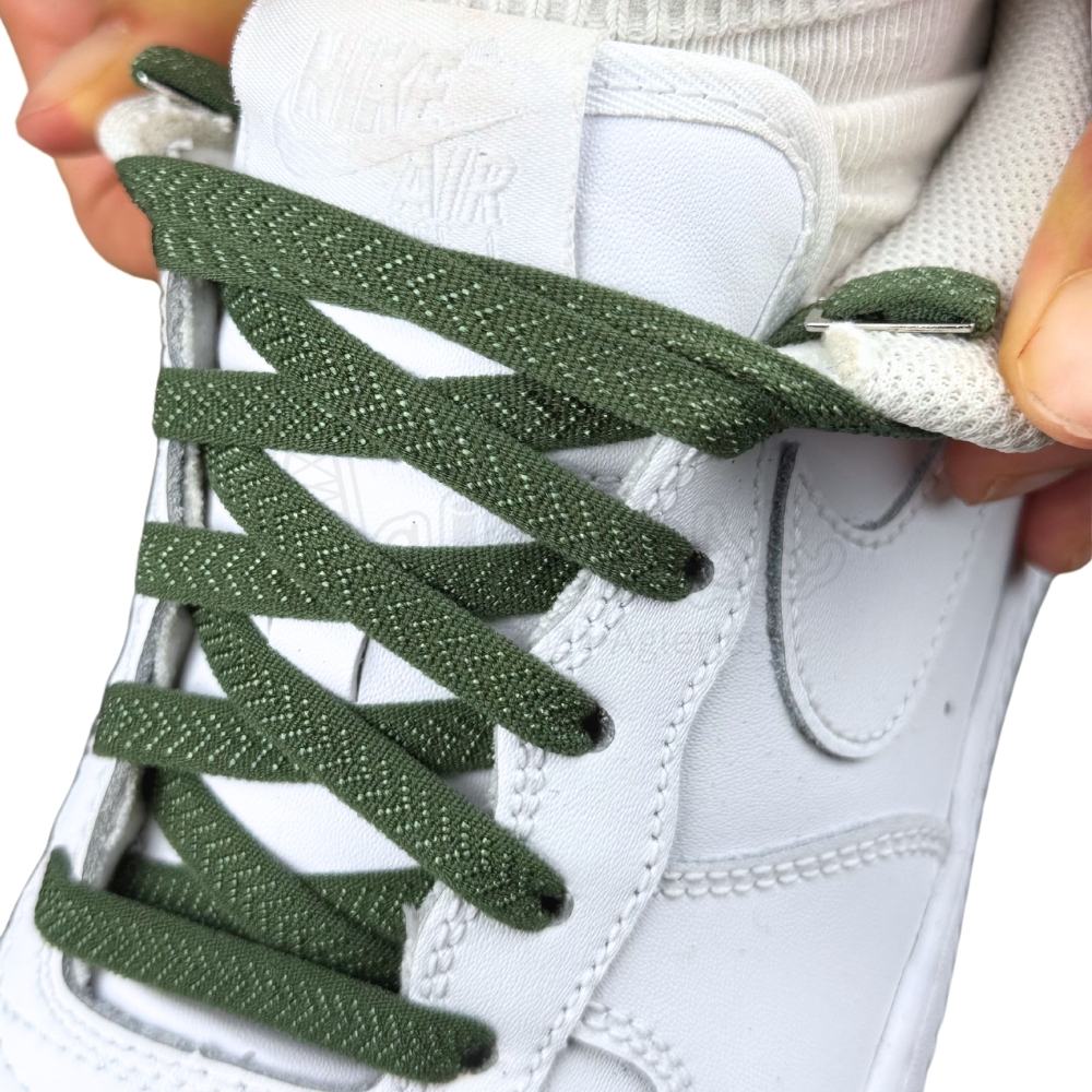 Elastische veters onzichtbaar strikken plat 8mm onzichtbare clipjes mosgroen detailfoto van hoe de sluiting werkt