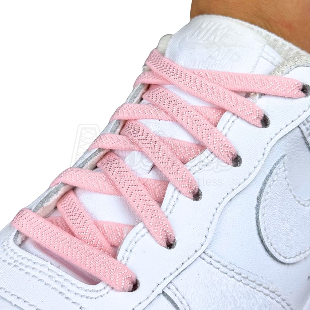 Elastische veters onzichtbaar strikken plat 8mm onzichtbare clipjes roze geregen in witte Nike Air Force 1