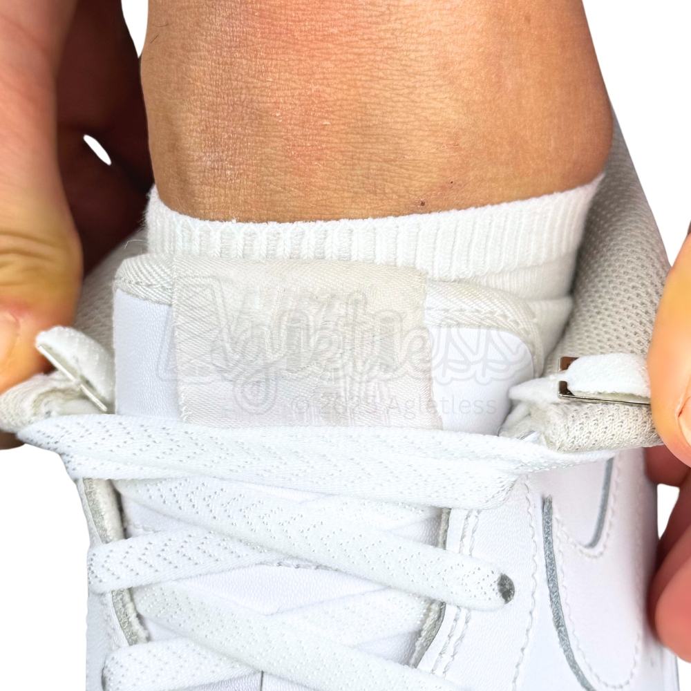 Elastische veters onzichtbaar strikken plat 8mm onzichtbare clipjes wit detailfoto van hoe de sluiting werkt