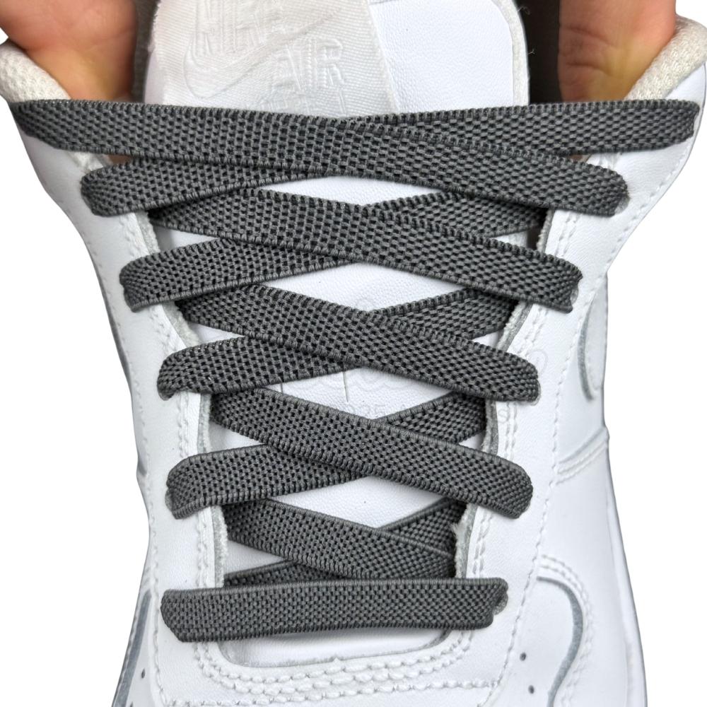 Elastische veters onzichtbaar strikken plat 9mm onzichtbare clipjes donkergrijs met stretch uitgerekt