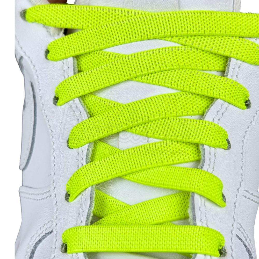 Elastische veters onzichtbaar strikken plat 9mm onzichtbare clipjes fluorescerend groen met stretch uitgerekt