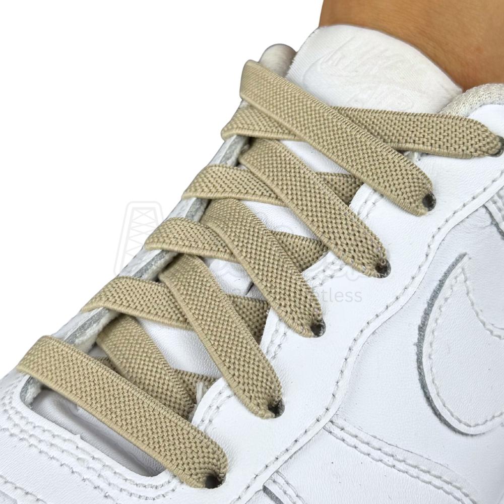 Elastische veters onzichtbaar strikken plat 9mm onzichtbare clipjes khaki geregen in witte Nike Air Force 1
