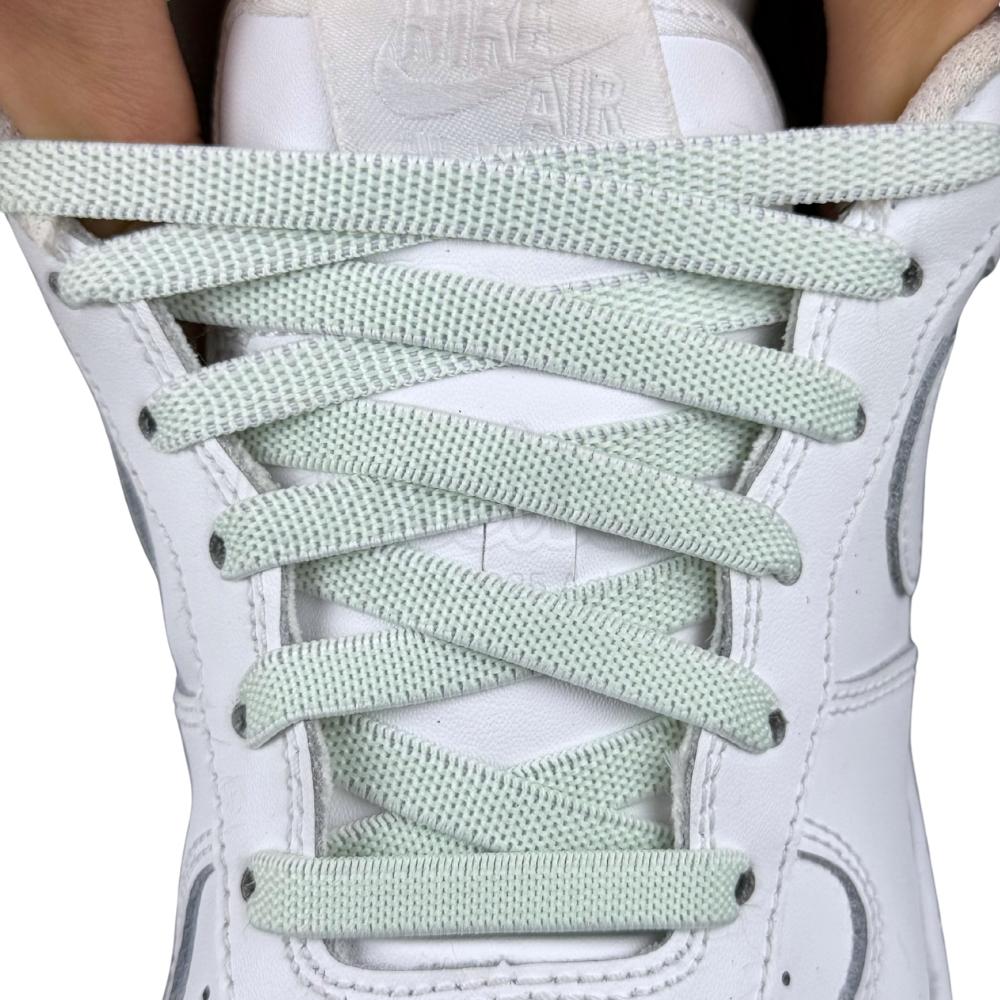 Elastische veters onzichtbaar strikken plat 9mm onzichtbare clipjes lichtgroen met stretch uitgerekt