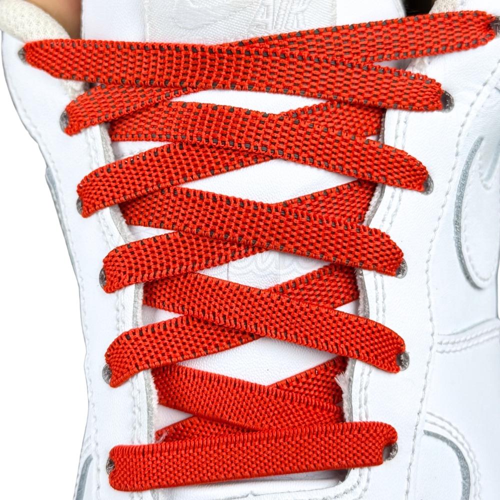 Elastische veters onzichtbaar strikken plat 9mm onzichtbare clipjes rood met stretch uitgerekt