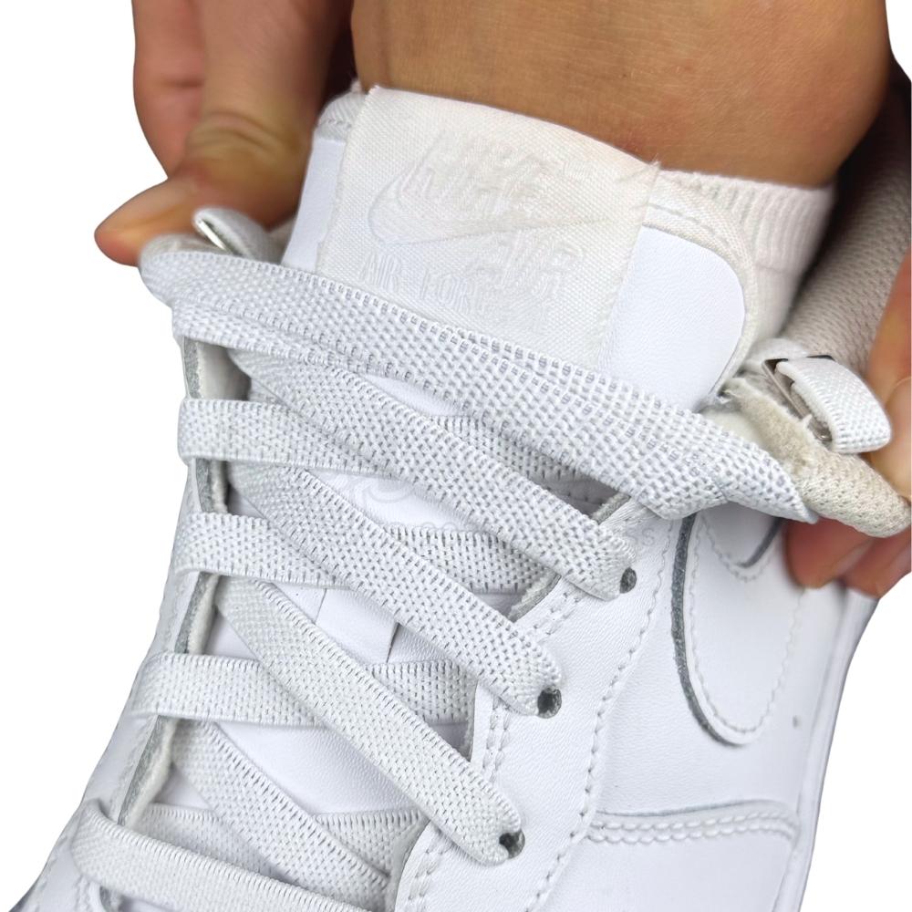 Elastische veters onzichtbaar strikken plat 9mm onzichtbare clipjes wit detailfoto van hoe de sluiting werkt