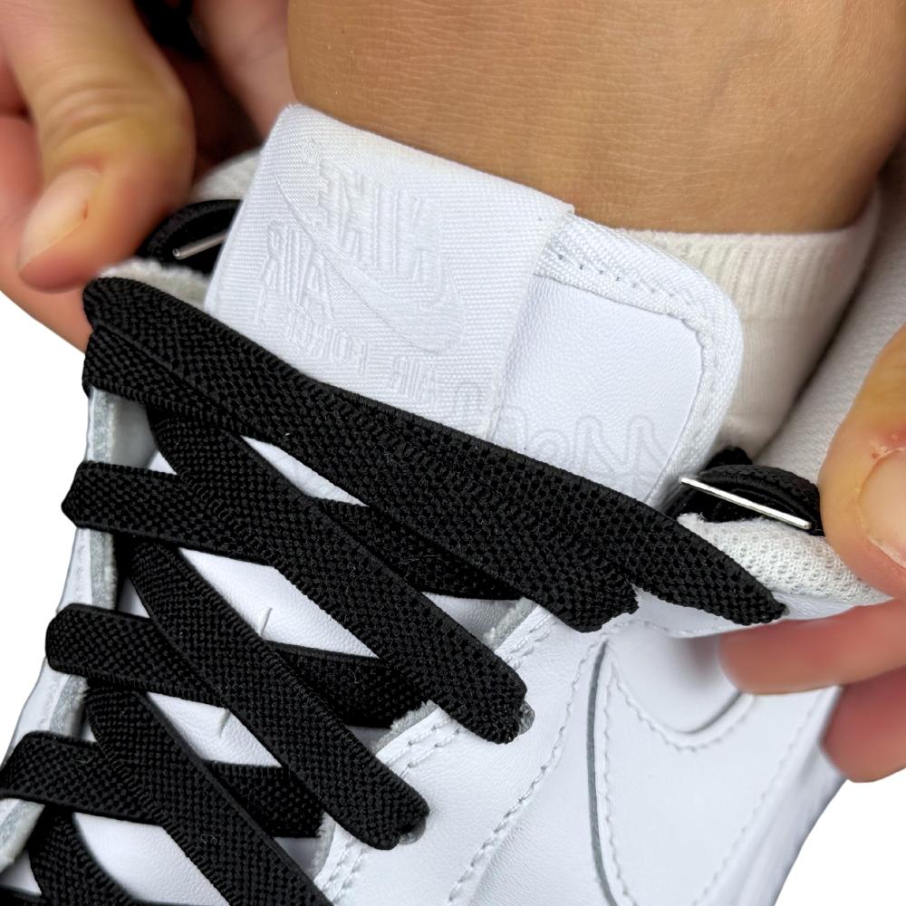 Elastische veters onzichtbaar strikken plat 9mm onzichtbare clipjes zwart detailfoto van hoe de sluiting werkt