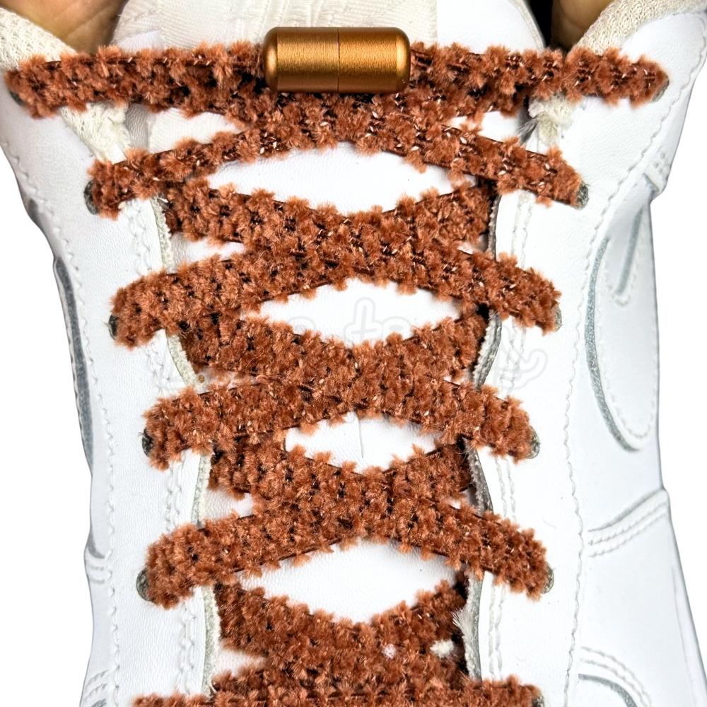 Elastische veters zonder strikken fluffy 7mm capsule sluiting bruin met stretch uitgerekt