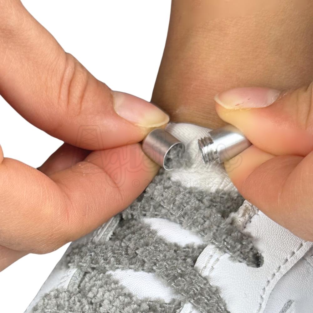 Elastische veters zonder strikken fluffy 7mm capsule sluiting donkergrijs detailfoto van hoe de sluiting werkt