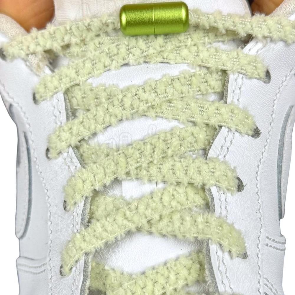 Elastische veters zonder strikken fluffy 7mm capsule sluiting lichtgroen met stretch uitgerekt