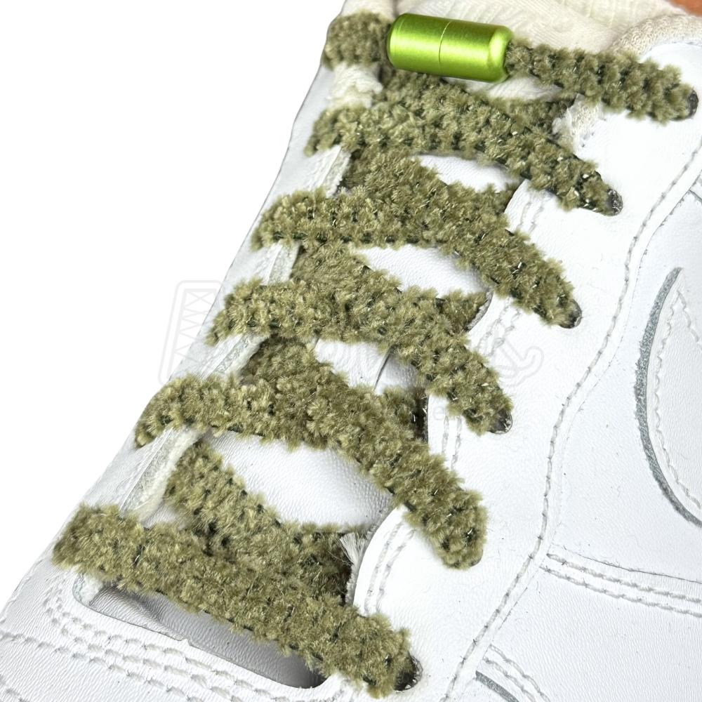 Elastische veters zonder strikken fluffy 7mm capsule sluiting mosgroen geregen in witte Nike Air Force 1