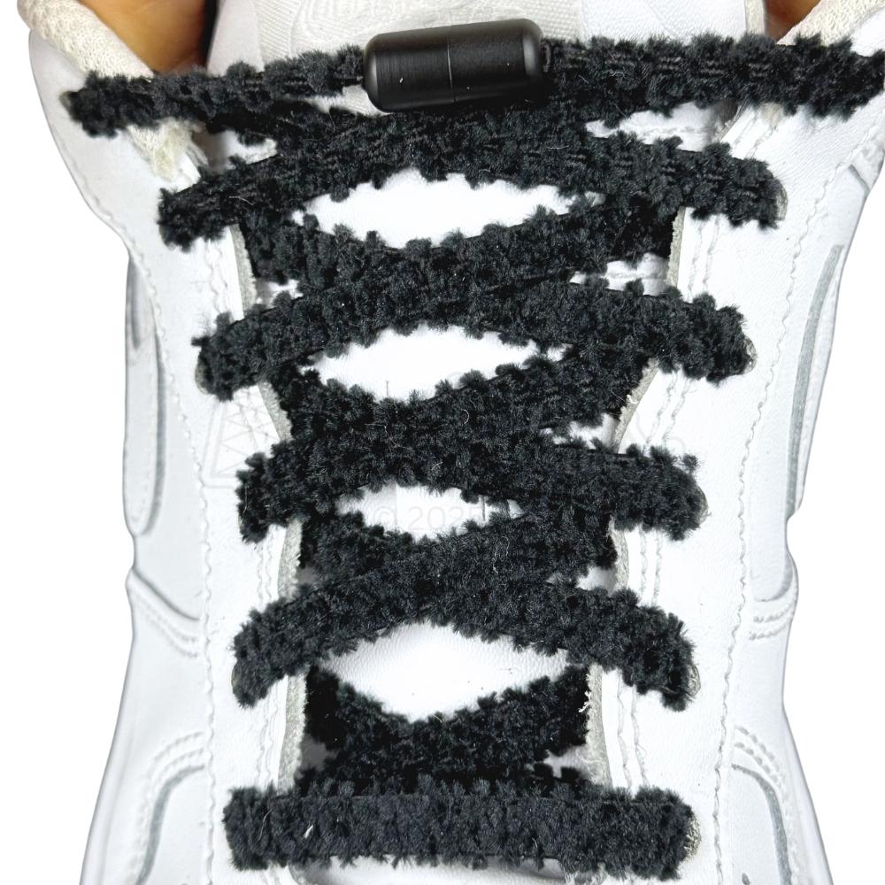 Elastische veters zonder strikken fluffy 7mm capsule sluiting zwart met stretch uitgerekt