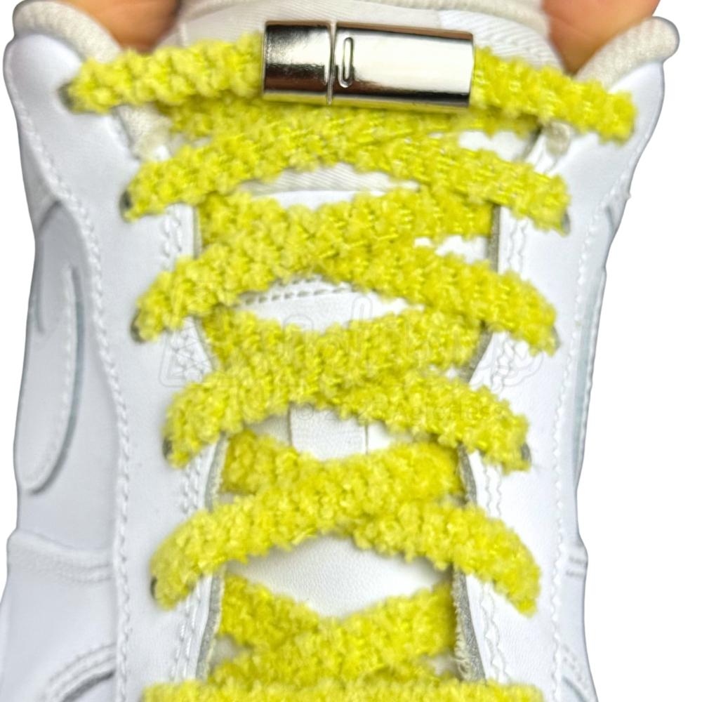 Elastische veters zonder strikken fluffy 7mm magnetische sluiting geel met stretch uitgerekt