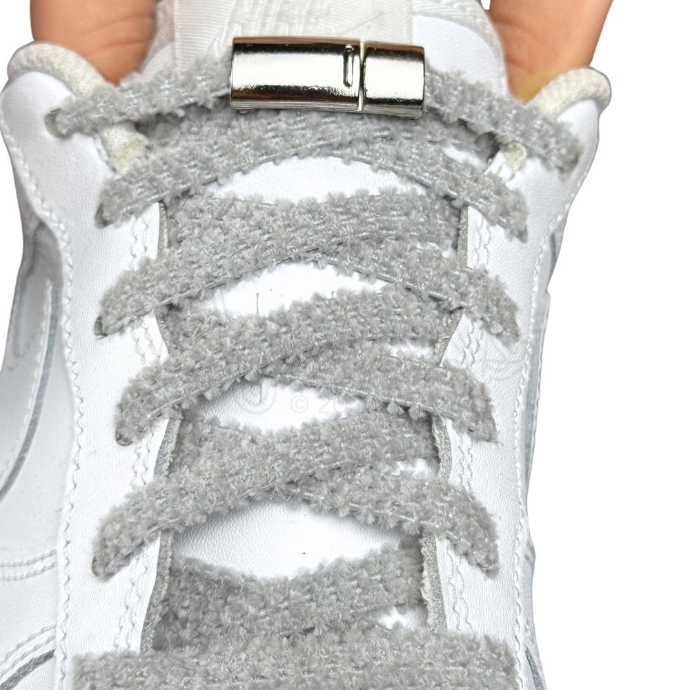 Elastische veters zonder strikken fluffy 7mm magnetische sluiting grijs met stretch uitgerekt