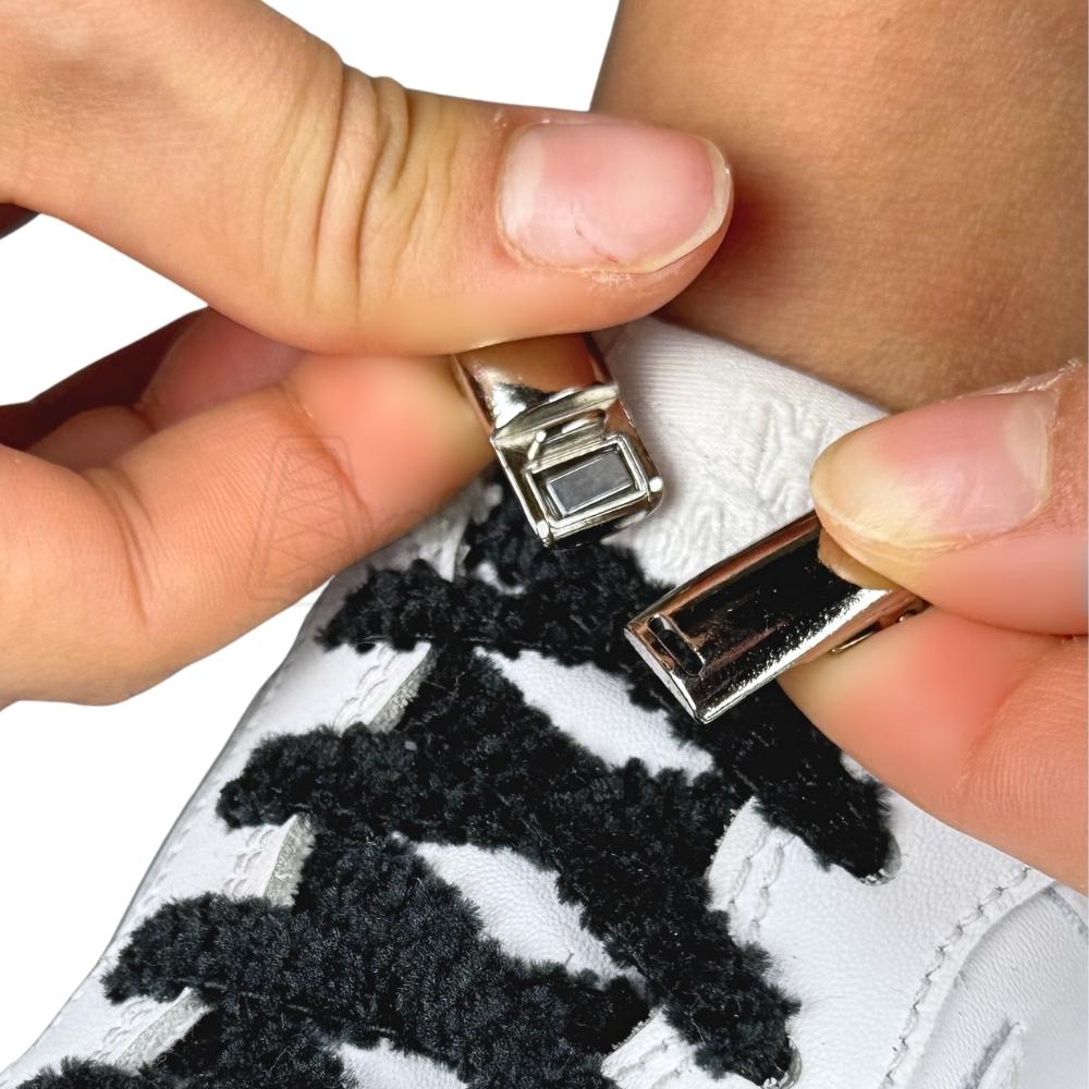 Elastische veters zonder strikken fluffy 7mm magnetische sluiting zwart detailfoto van hoe de sluiting werkt