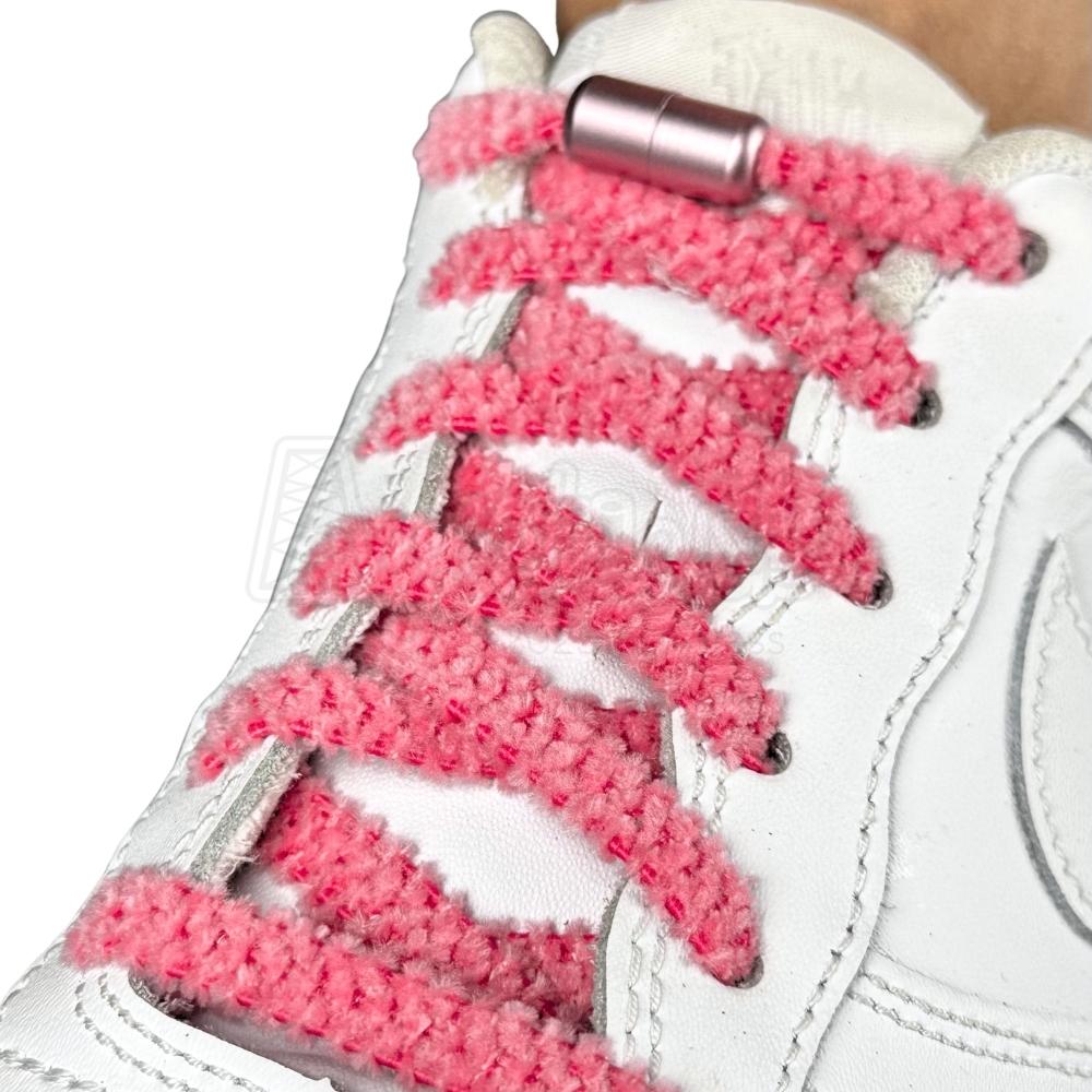 Elastische veters zonder strikken fluffy 7mm capsule sluiting rozenrood geregen in witte Nike Air Force 1