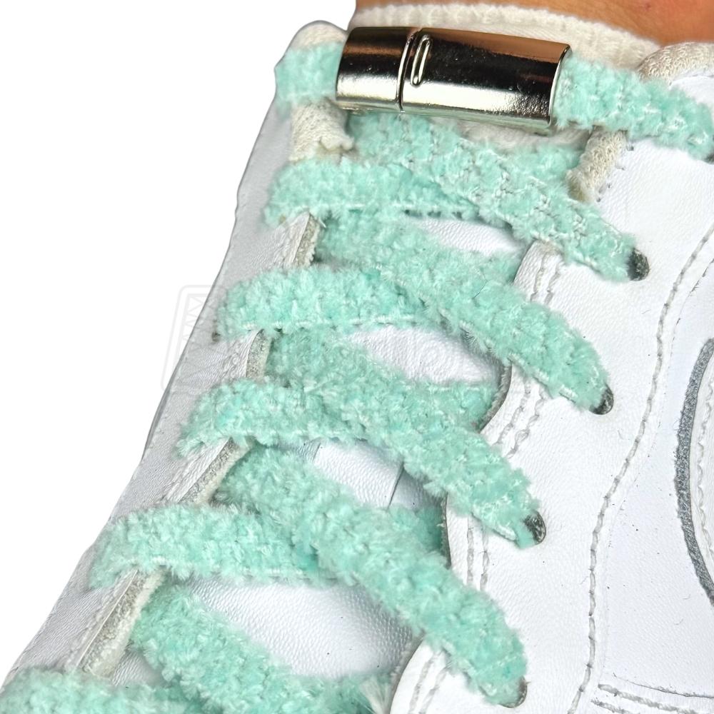 Elastische veters zonder strikken fluffy 7mm magnetische sluiting hemelsblauw geregen in witte Nike Air Force 1