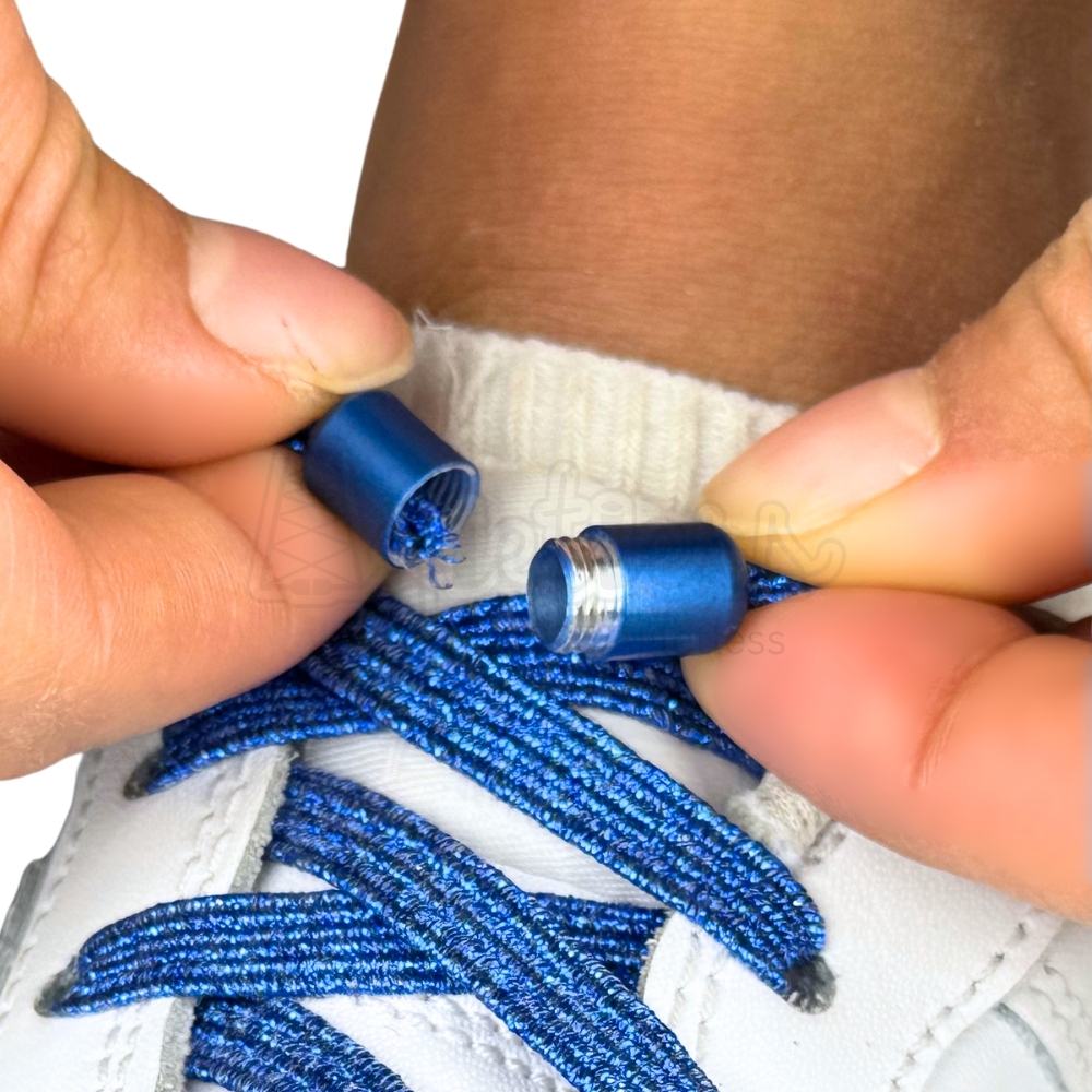 Elastische veters zonder strikken glitter 6mm capsule sluiting blauw detailfoto van hoe de sluiting werkt