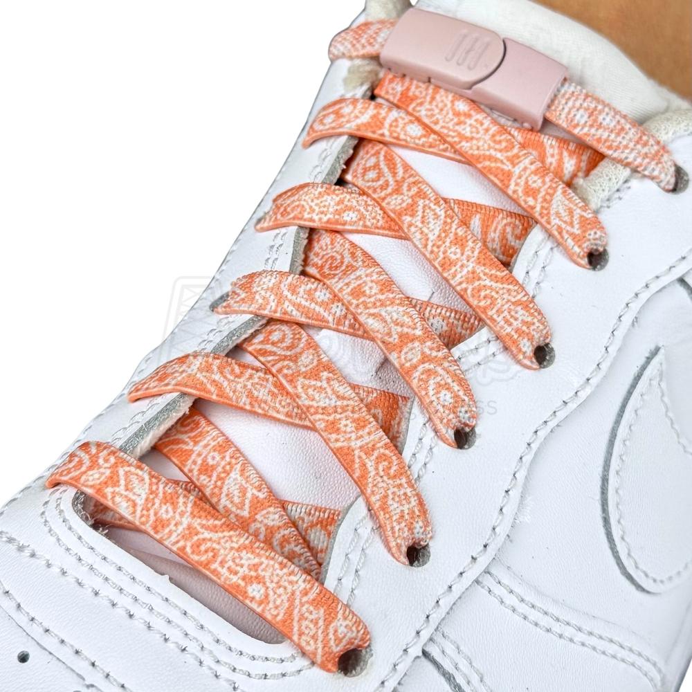 Elastische veters zonder strikken paisley 9mm magnetische sluiting roze wit geregen in witte Nike Air Force 1