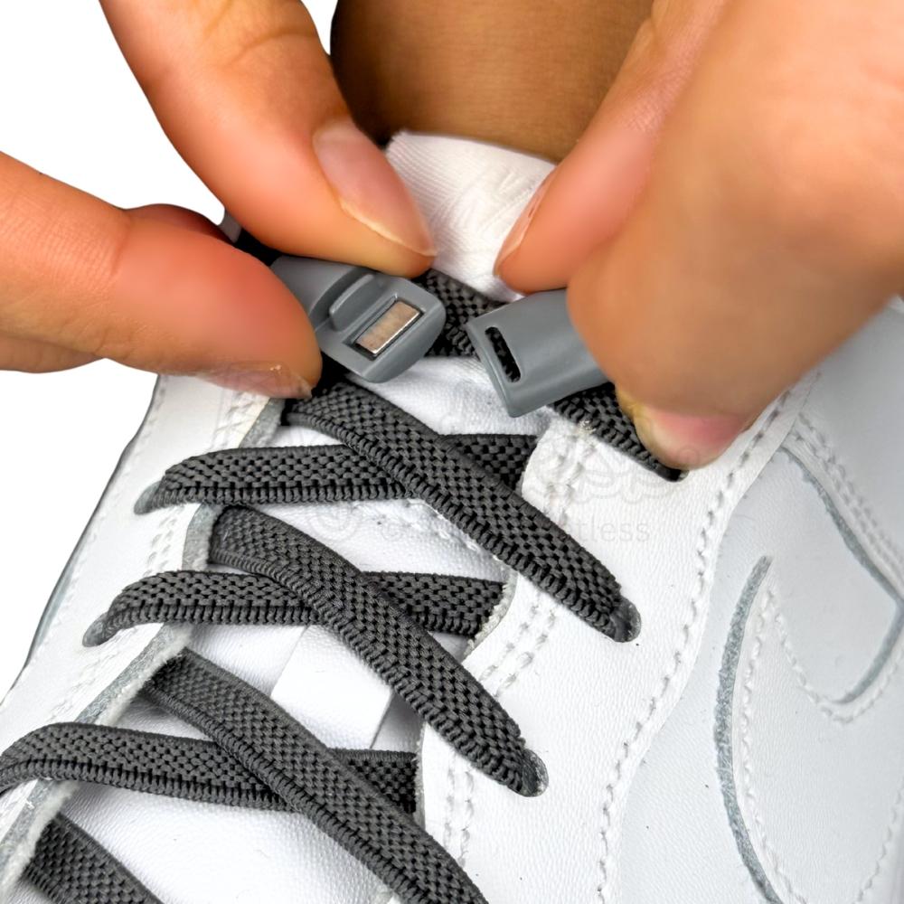 Elastische veters zonder strikken plat 6mm magnetische sluiting antraciet detailfoto van hoe de sluiting werkt