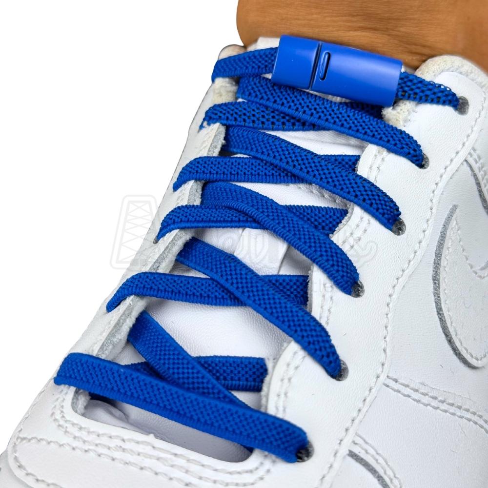 Elastische veters zonder strikken plat 6mm magnetische sluiting blauw geregen in witte Nike Air Force 1