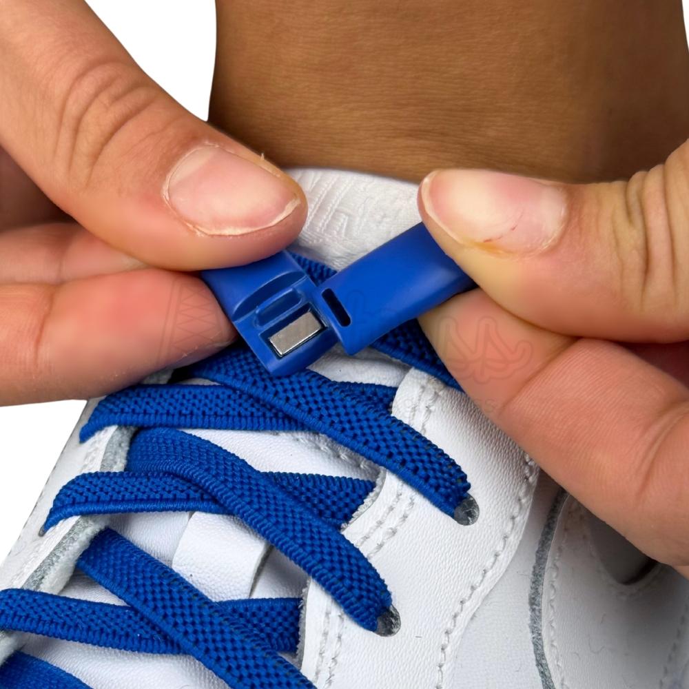 Elastische veters zonder strikken plat 6mm magnetische sluiting blauw detailfoto van hoe de sluiting werkt