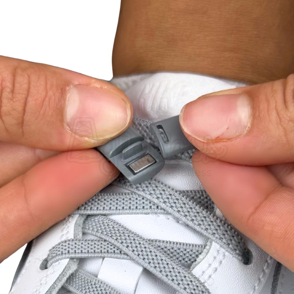 Elastische veters zonder strikken plat 6mm magnetische sluiting grijs detailfoto van hoe de sluiting werkt