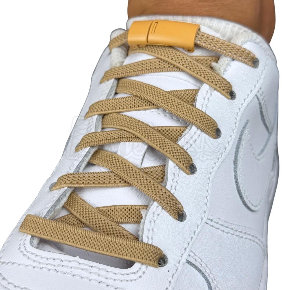Elastische veters zonder strikken plat 6mm magnetische sluiting khaki geregen in witte Nike Air Force 1