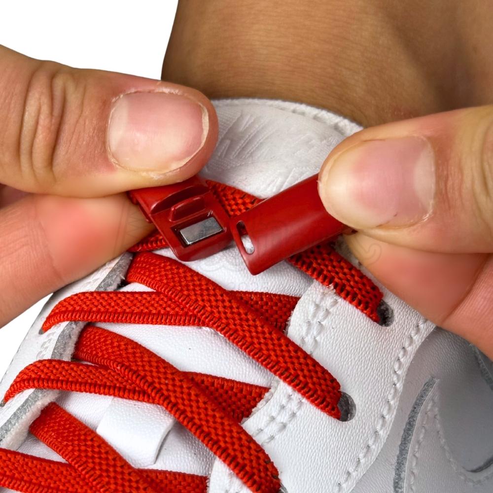 Elastische veters zonder strikken plat 6mm magnetische sluiting rood detailfoto van hoe de sluiting werkt