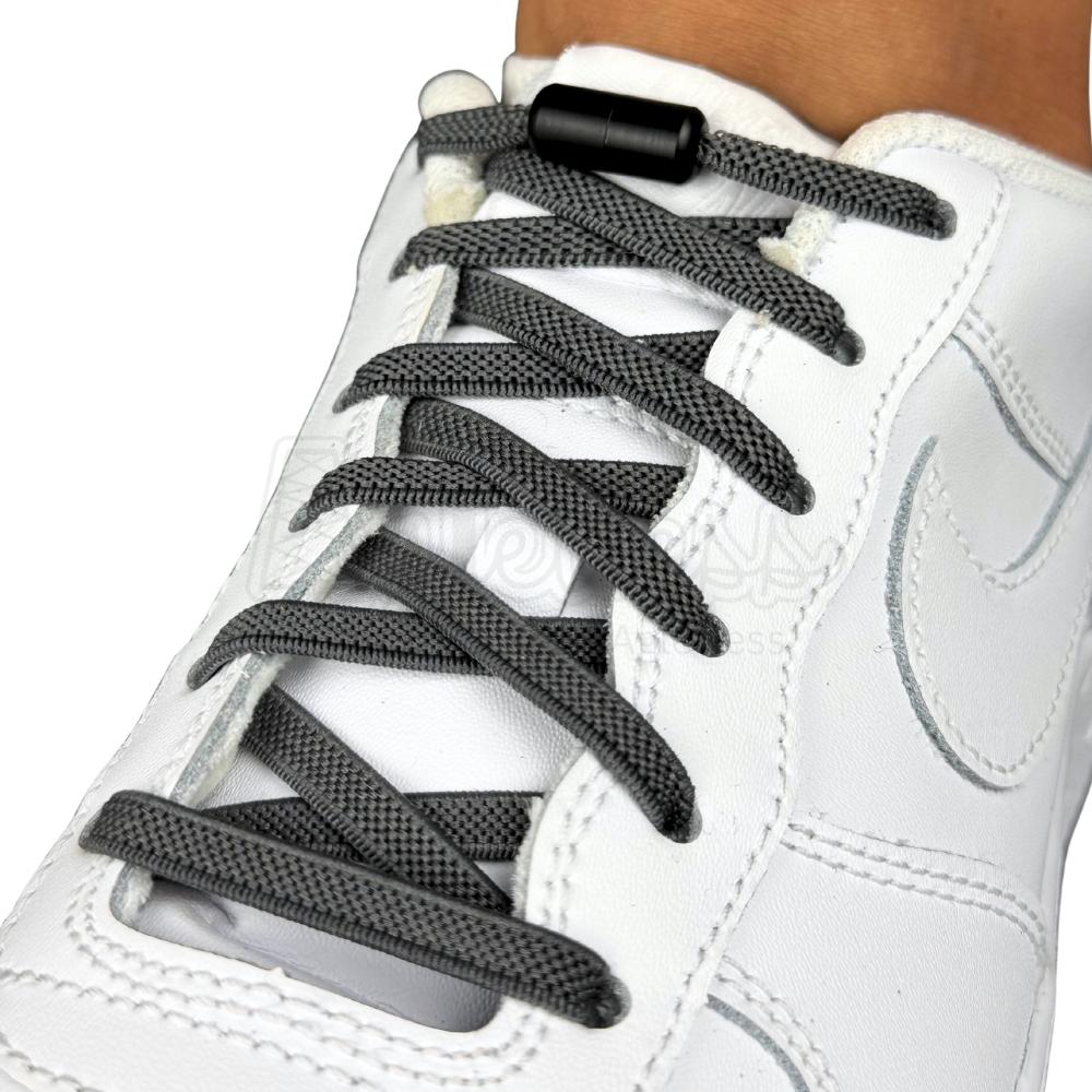 Elastische veters zonder strikken plat 6mm metalen draai capsule antraciet geregen in witte Nike Air Force 1