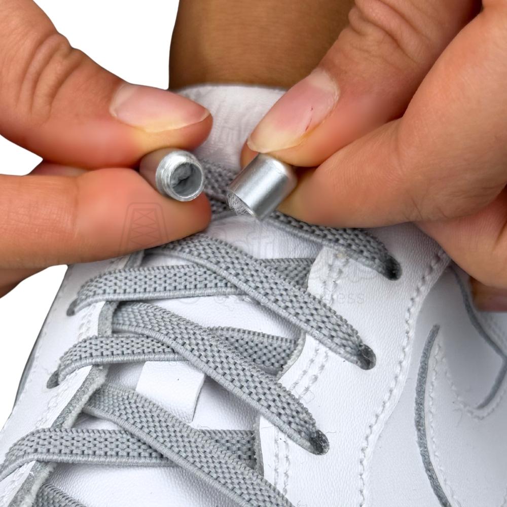 Elastische veters zonder strikken plat 6mm metalen draai capsule grijs detailfoto van hoe de sluiting werkt