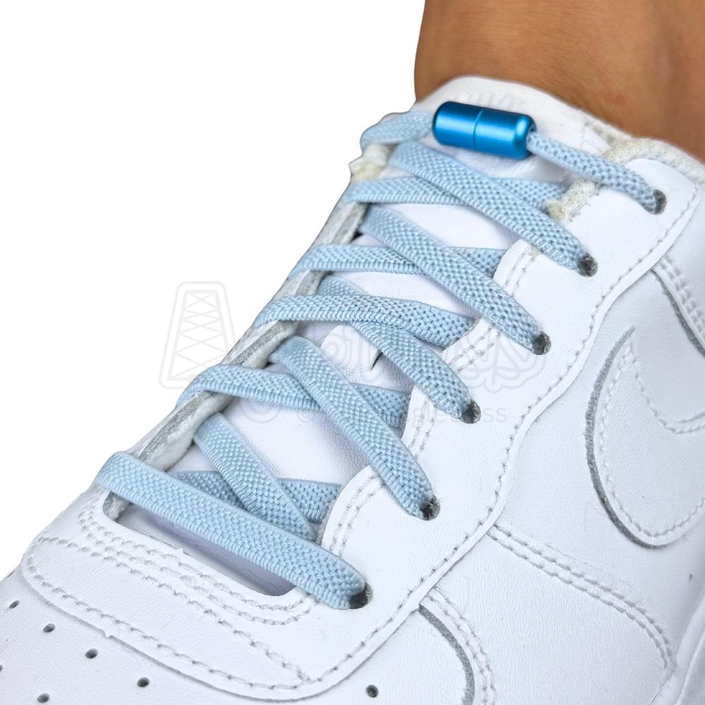 Elastische veters zonder strikken plat 6mm metalen draai capsule lichtblauw geregen in witte Nike Air Force 1