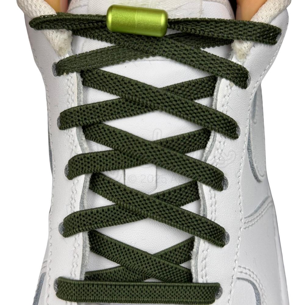 Elastische veters zonder strikken plat 6mm metalen draai capsule mosgroen met stretch uitgerekt