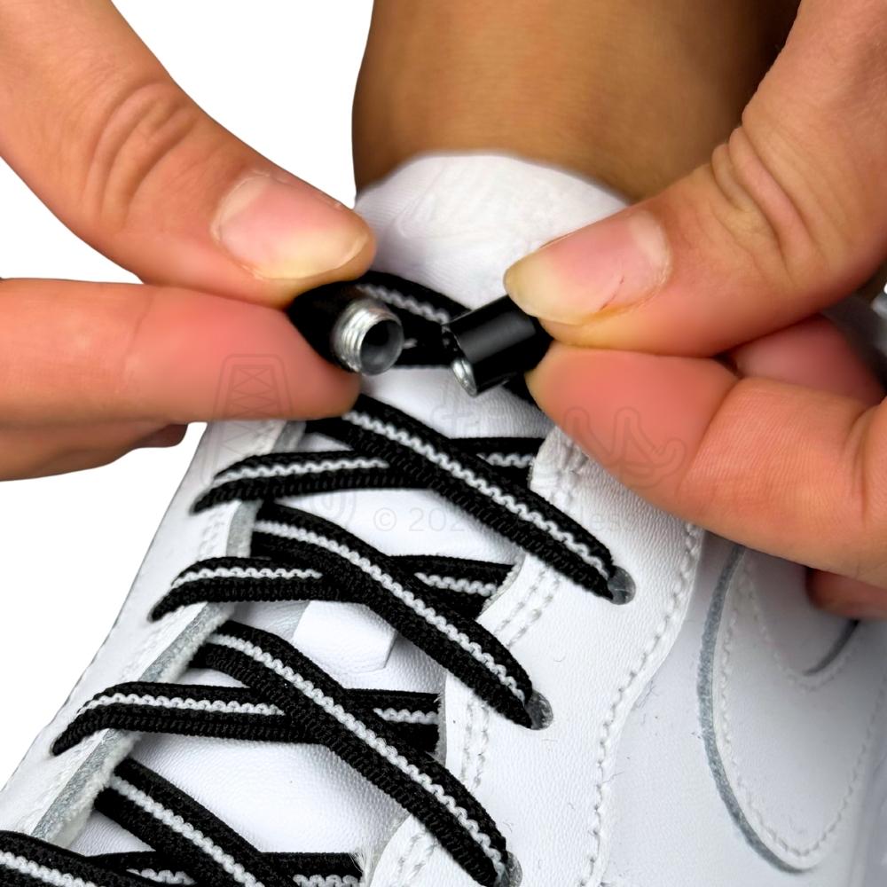 Elastische veters zonder strikken plat 6mm metalen draai capsule zwart wit detailfoto van hoe de sluiting werkt