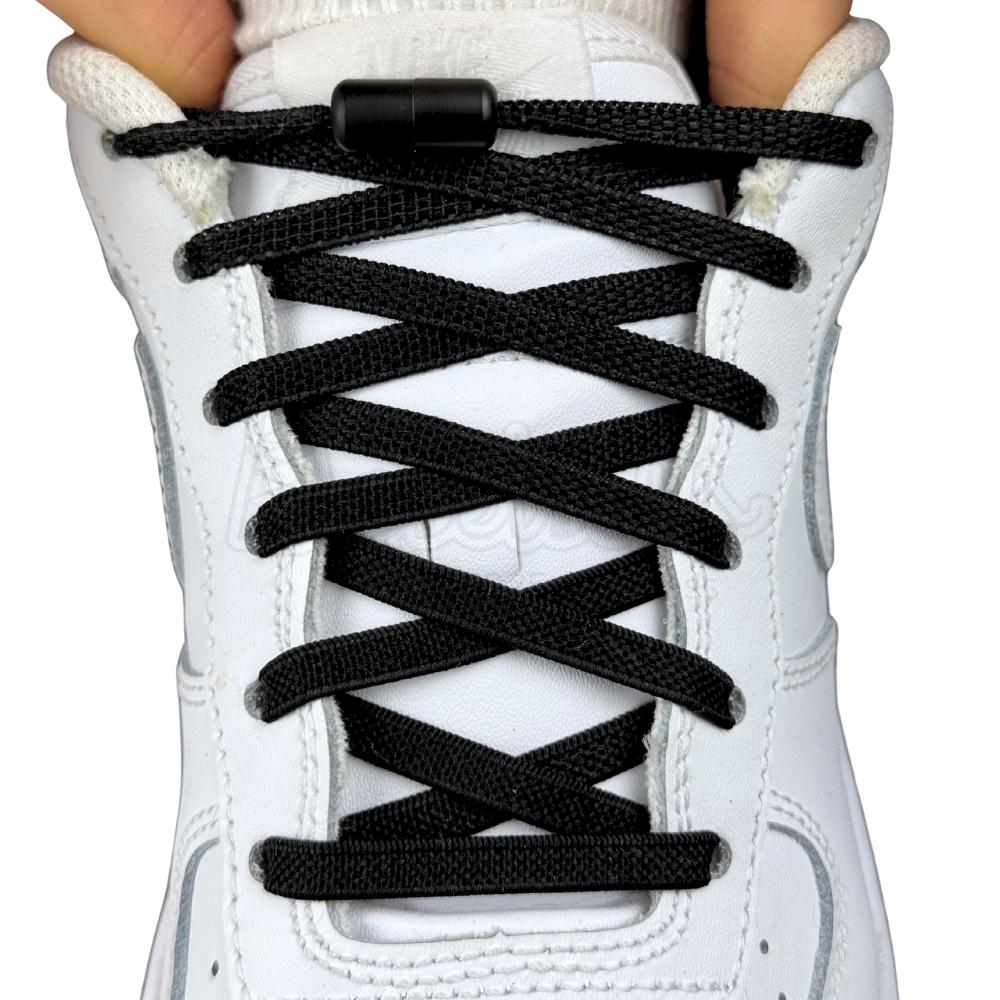 Elastische veters zonder strikken plat 6mm metalen draai capsule zwart met stretch uitgerekt