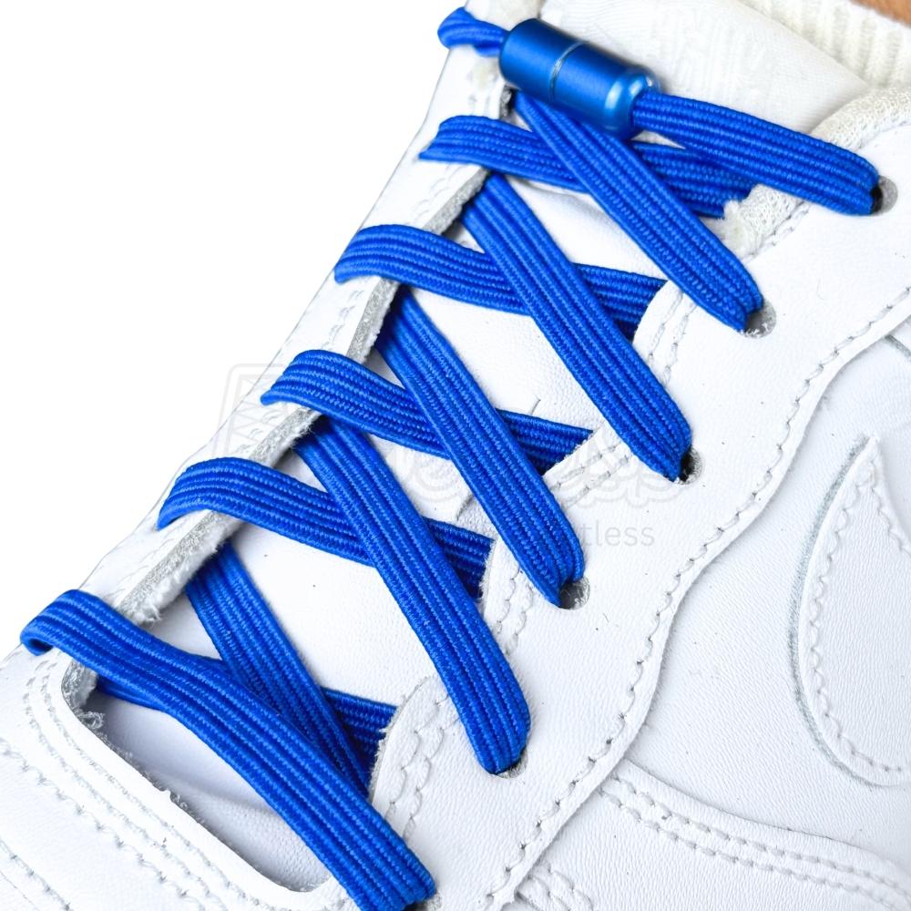 Elastische veters zonder strikken plat 7mm capsule sluiting blauw geregen in witte Nike Air Force 1