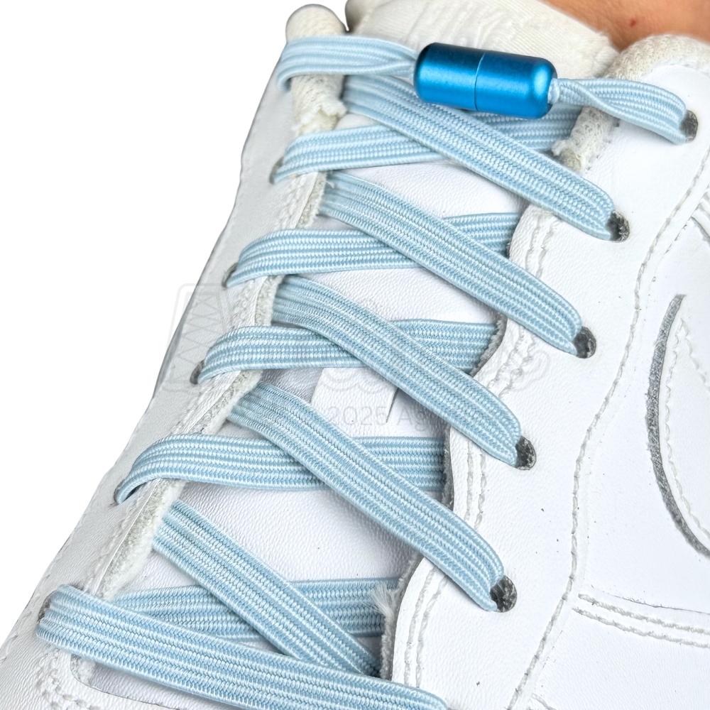 Elastische veters zonder strikken plat 7mm capsule sluiting lichtblauw geregen in witte Nike Air Force 1