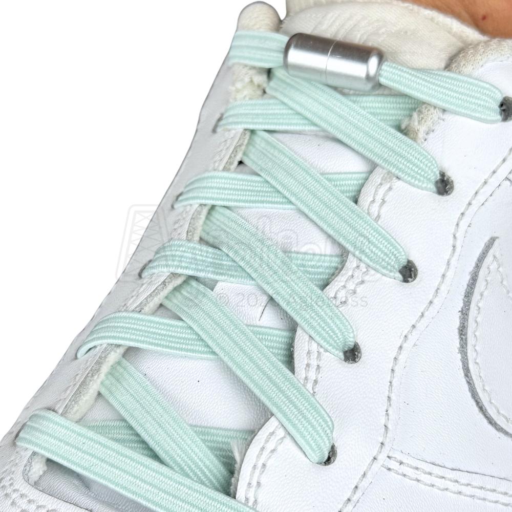 Elastische veters zonder strikken plat 7mm capsule sluiting lichtgroen geregen in witte Nike Air Force 1