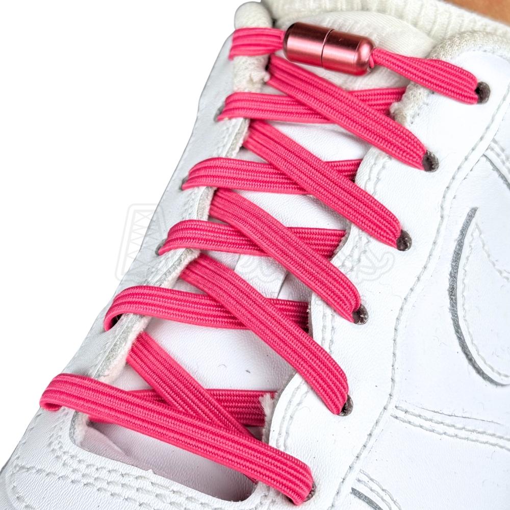 Elastische veters zonder strikken plat 7mm capsule sluiting rozenrood geregen in witte Nike Air Force 1