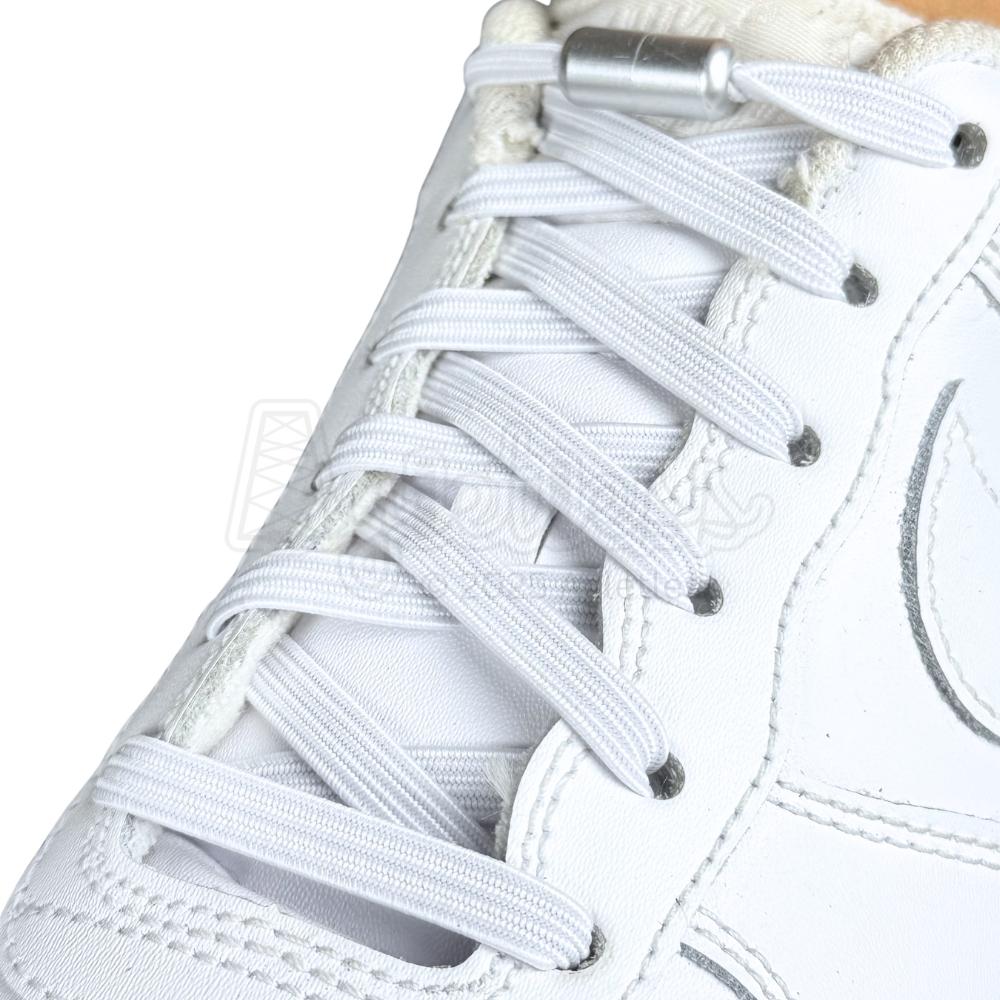 Elastische veters zonder strikken plat 7mm capsule sluiting wit geregen in witte Nike Air Force 1