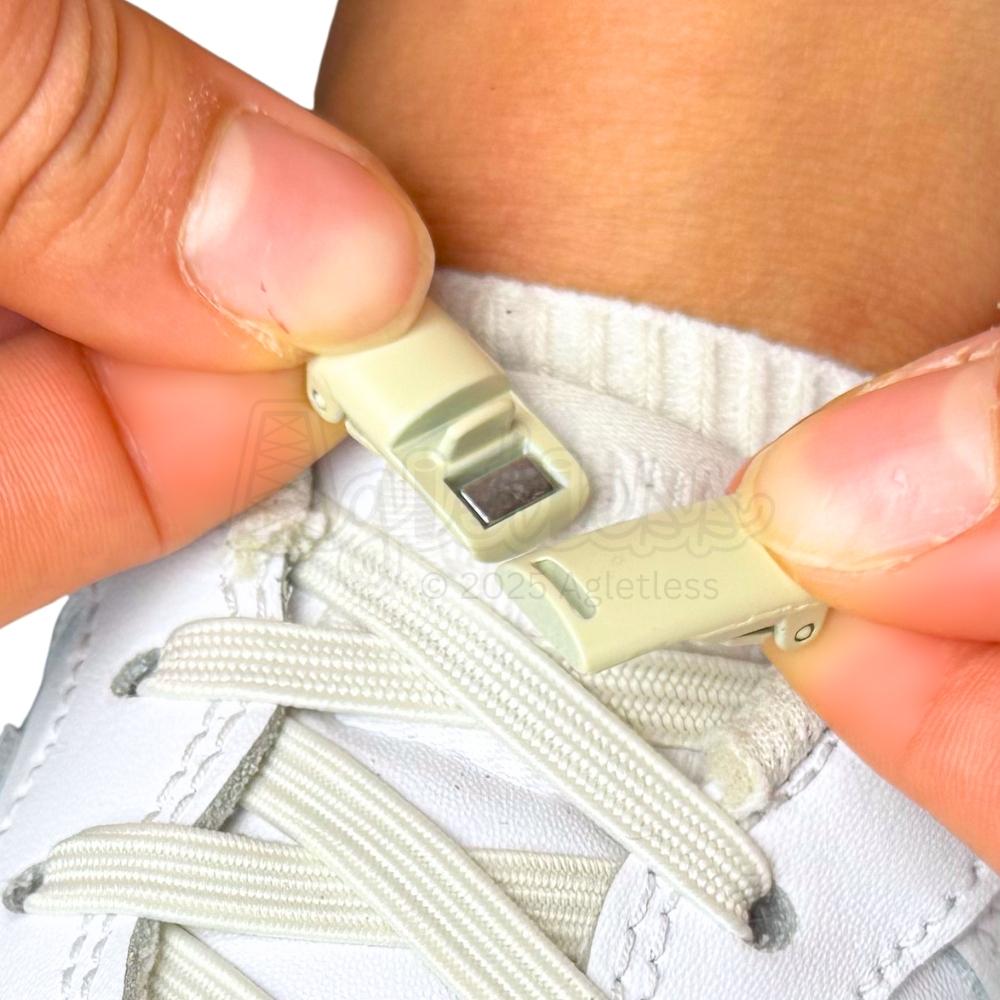 Elastische veters zonder strikken plat 7mm magnetische sluiting beige detailfoto van hoe de sluiting werkt